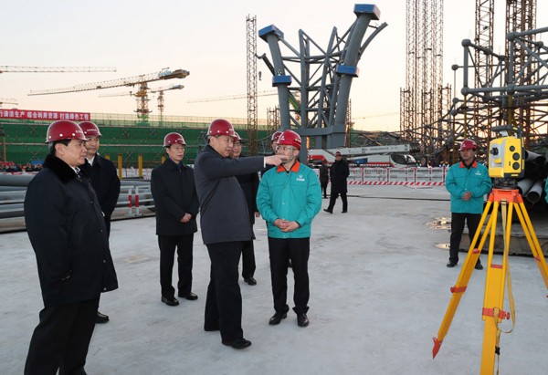 2月23日至24日，中共中央总书记、国家主席、中央军委主席习近平在北京考察。这是23日下午，习近平在北京新机场主航站楼建设工地考察。新华社记者 兰红光 摄